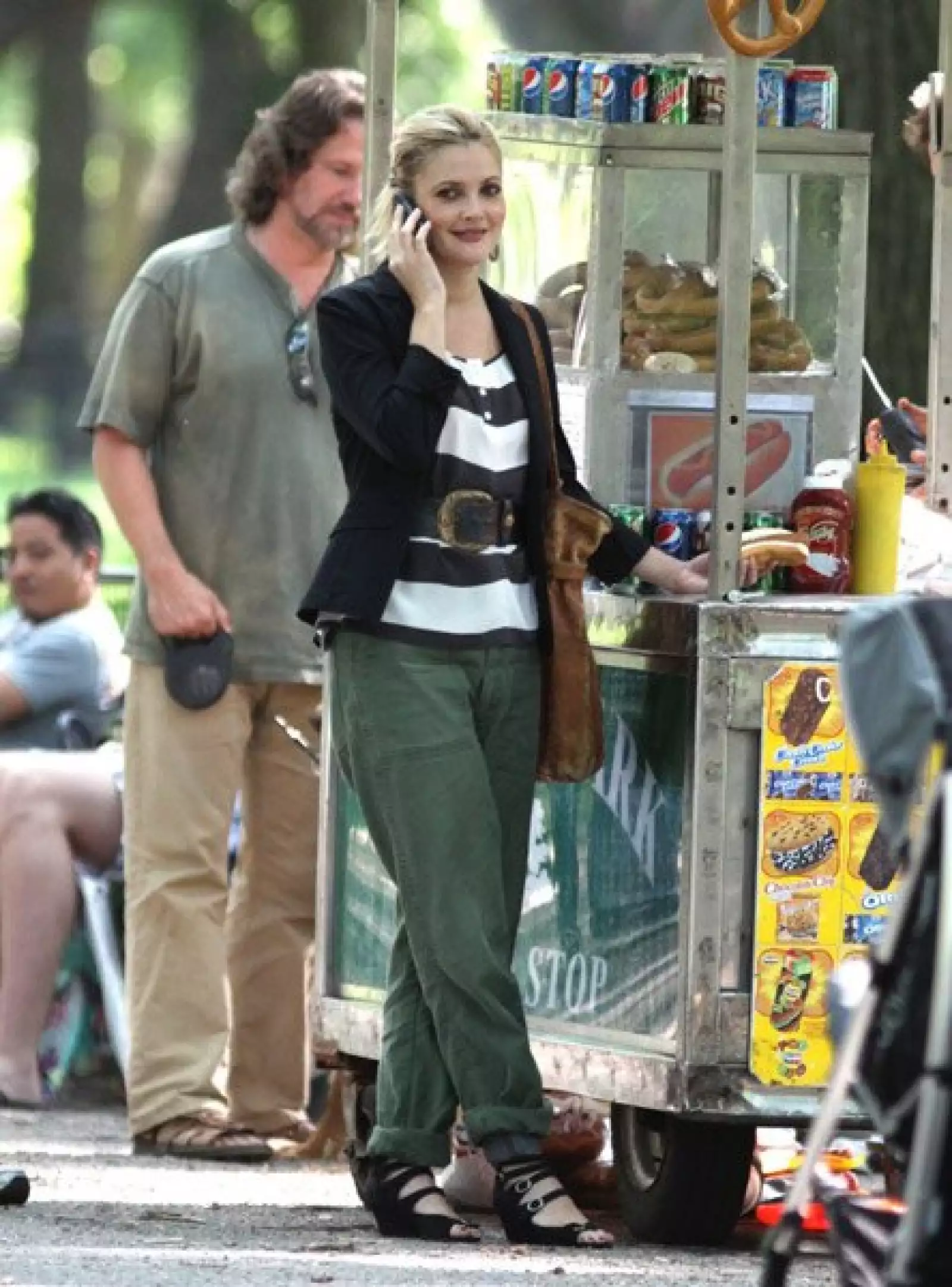 En un descanso de filmación, Drew Barrymore sació su apetito con un hot dog.