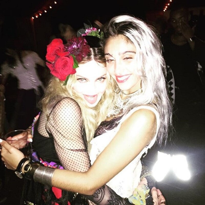 Lourdes está fungiendo como mediadora entre su madre y su hermanastro.