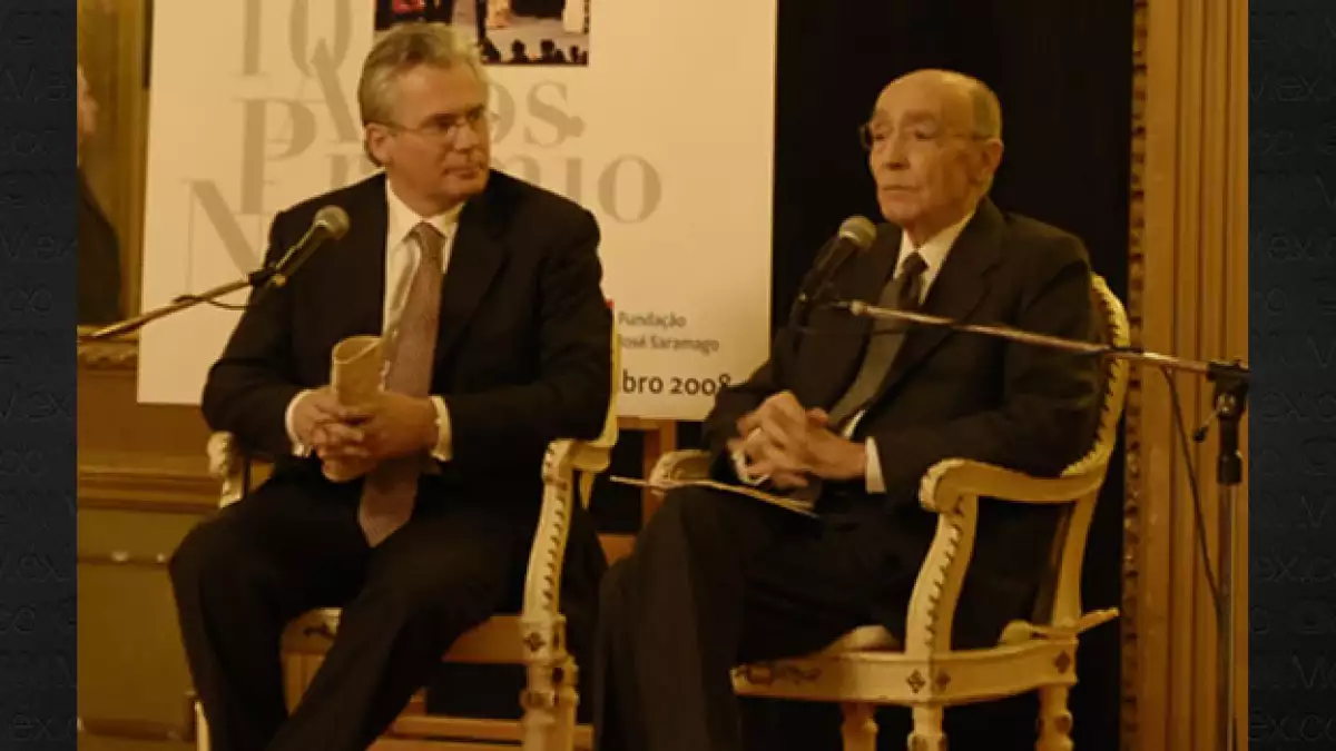 El juez Garzón (i) y el escritor, durante un acto en diciembre de 2009