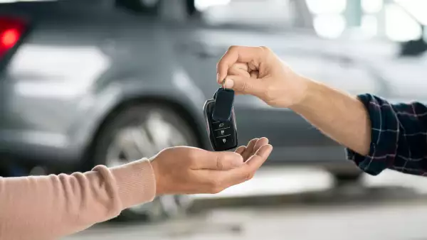 persona recibiendo llaves de su auto nuevo, los cuales pagan impuestos más altos en México este 2022