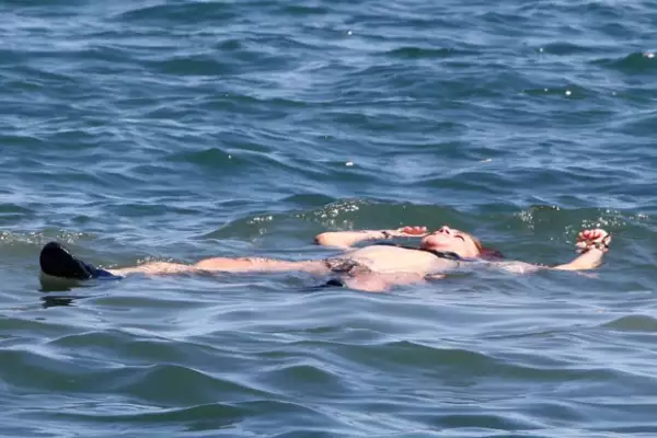 La cantante aprovechó para relajarse sobre el mar.