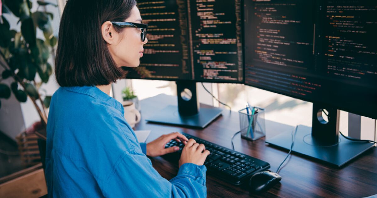 IA GOLPEA A MUJERES PROGRAMADORAS