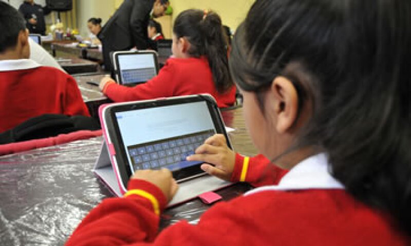 Alumnos de quinto y sexto grado trabajan con las tabletas entregadas por la SEP (Foto: Cuartoscuro/Archivo)