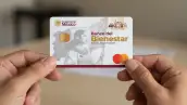 Persona sosteniendo una tarjeta del Banco del Bienestar