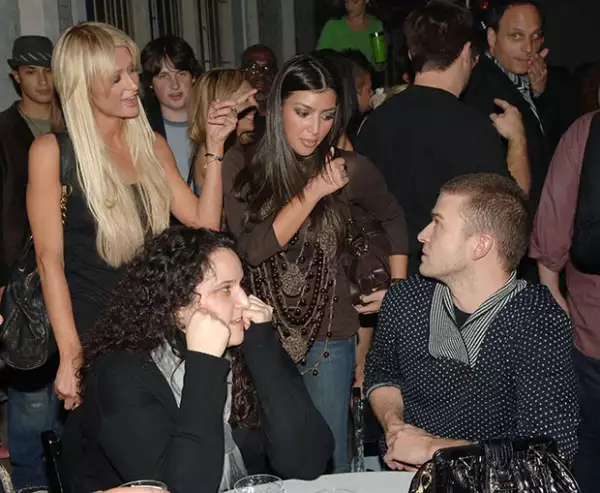 Kim conociendo a Justin Timberlake, gracias a Paris.