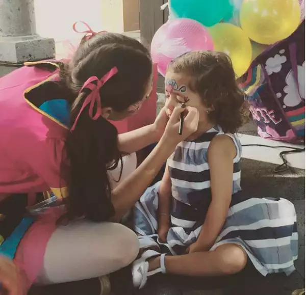La conductora presumió esta foto de su hija Jacky durante la fiesta.