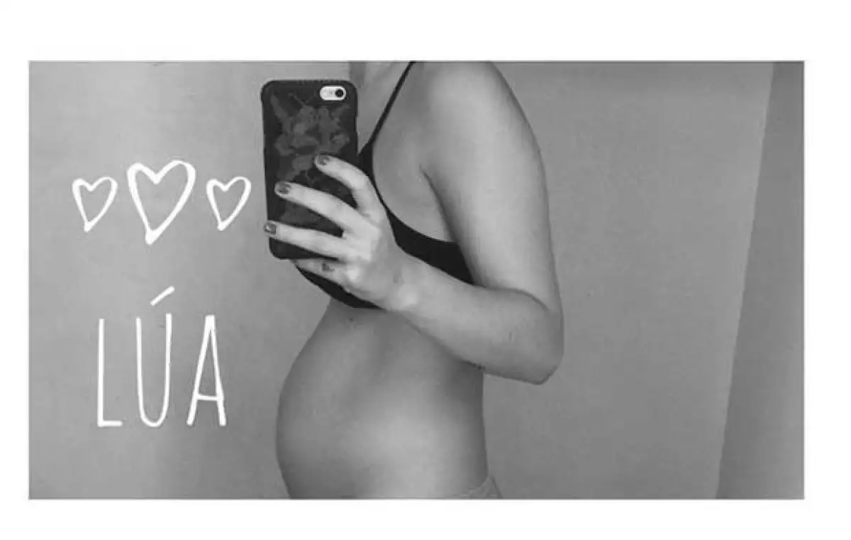 La actriz está viviendo plenamente su etapa de embarazo y no sólo ha publicado tiernas fotos mostrando cómo crece su pancita, también reveló el nombre que tendrá su primer hija.