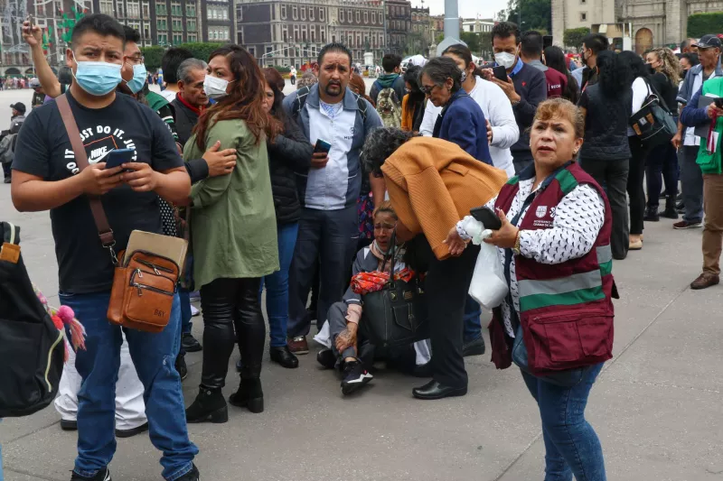 Justo al terminar el Megasimulacro Nacional 2022 se registró un sismo de 7.6 en la capital, por lo que trabajadores del gobierno capitalino salieron a la plancha del zócalo para resguardarse. Se pudieron observa a personas con crisis nerviosa.