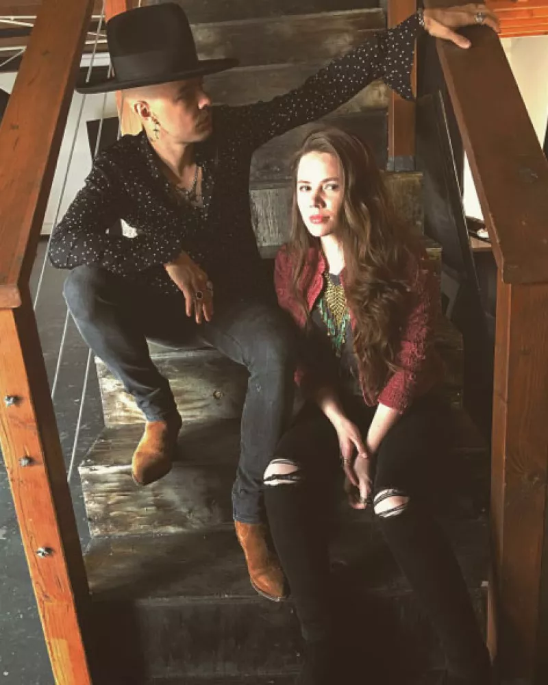 Los hermanos lanzan la canción de Ecos de Amor en inglés, además de firmar con Red Light Management.