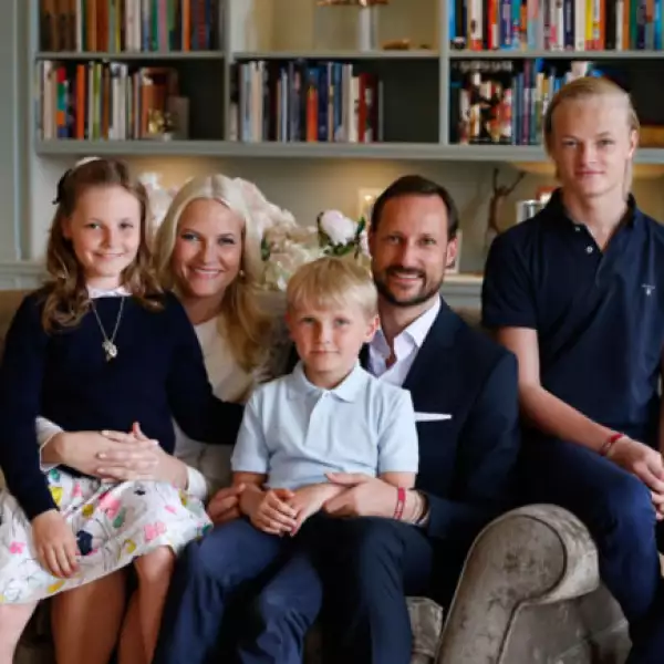 El príncipe Haakon de Noruega posa con Mette Marit y su hijo Marius -a quien tuvo previo a su matrimonio con el príncipe-, la princesa heredera Ingrid Alexandra y el príncipe Sverre Magnus.