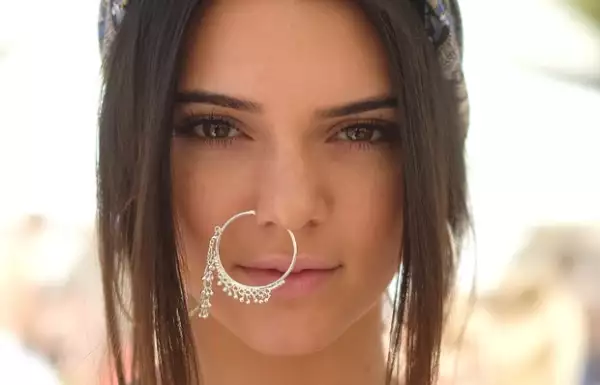 Aunque la modelo de 18 años nos tiene acostumbrados a verla siempre lucir femenina e impecable, ayer durante Coachella probó un look arriesgado que a pocos les convenció: una arracada en la nariz.