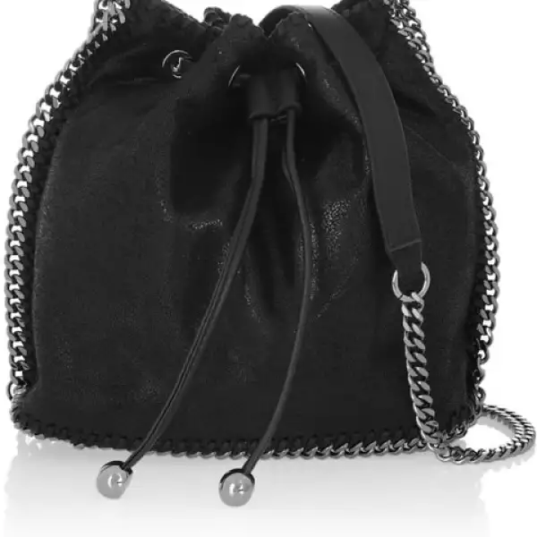 Las ya emblemáticas cadenas de Stella McCartney se dejan ver con esta version.