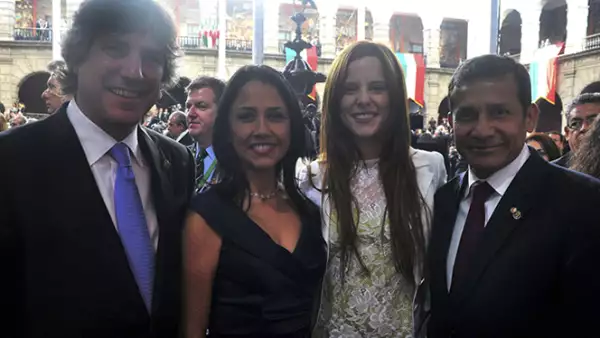 (De izquierda a derecha) El vicepresidente de Argentina, Amado Boudou, la Primera Dama de Perú, Nadine Heredia, la pareja del argentino, Agustina Kampfer, y el presidente peruano Ollanata Humala.