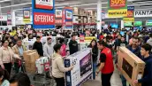 gente en una tienda comprando pantallas durante el buen fin. 