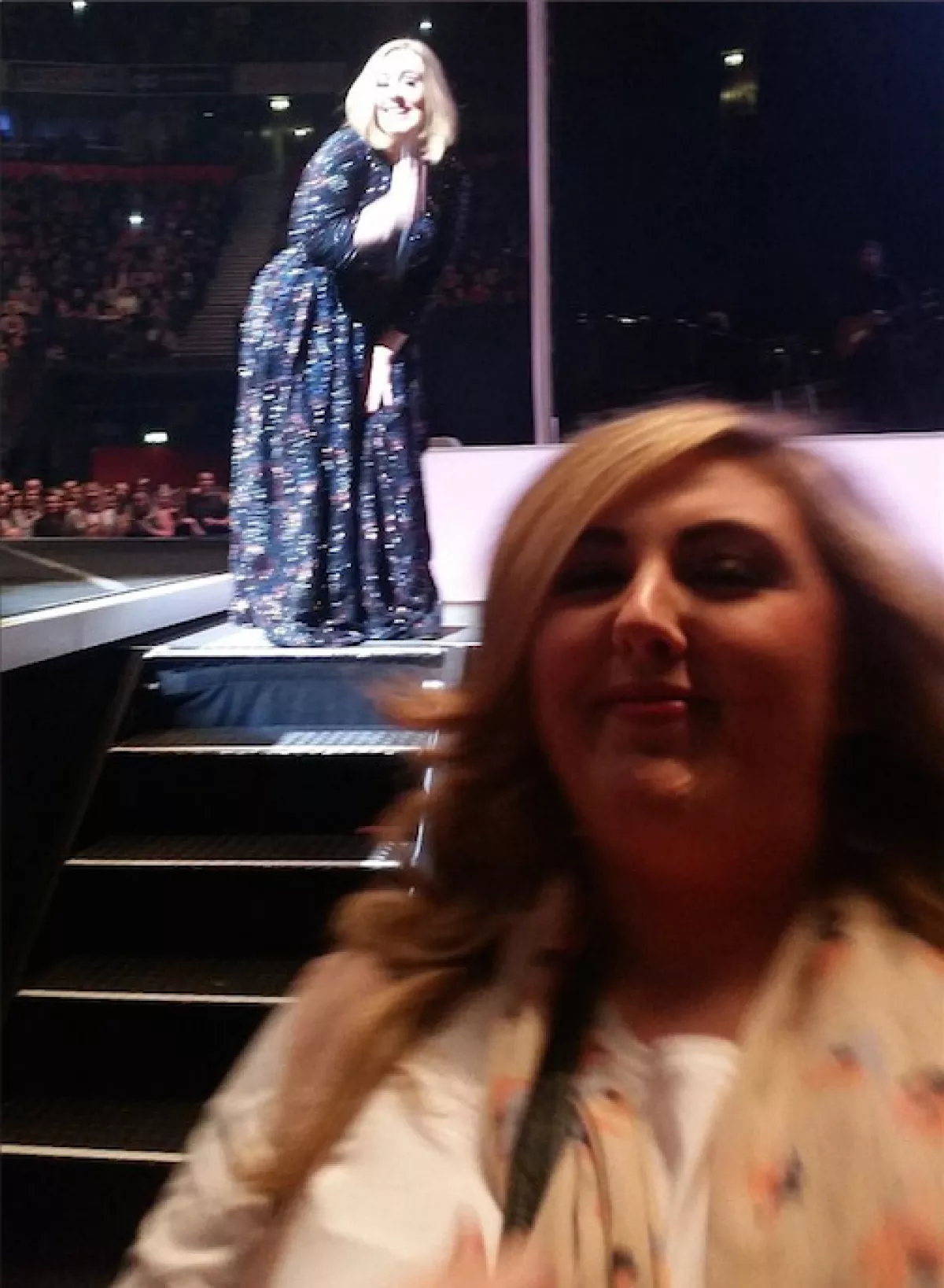Adele disfrutó mucho de hacewr photobomb a la foto de su admiradora.