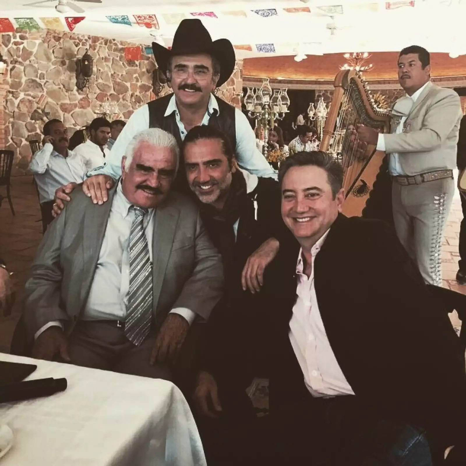 Don Vicente con sus hijos Alejandro, Vicente Jr. y Gerardo.