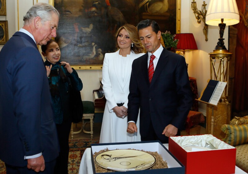 El mandatario y su esposa recibieron regalos del príncipe Carlos.