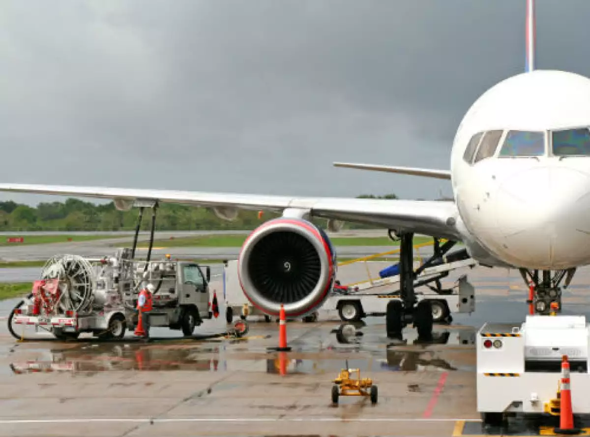 avi�n cargando combustible