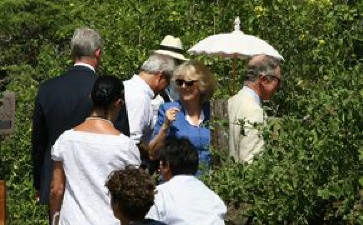 El heredero a la corona británica y su esposa pasearon por la isla Seymour Norte, dentro del Parque Nacional Galápagos (PNG), donde observaron algunas de las especies únicas que posee el archipiélago.