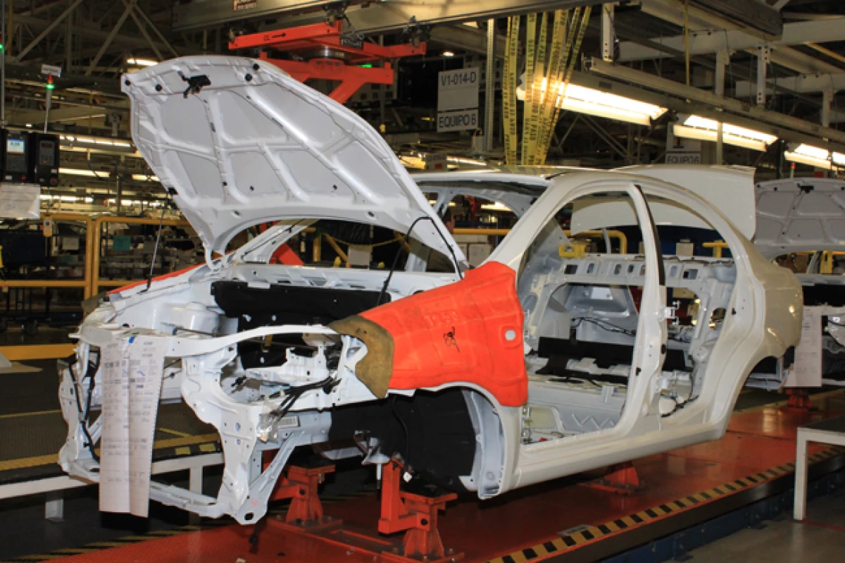 �rea de carrocer�a. Las partes se soldan. Un auto puede tener hasta 3 mil puntos de soldadura