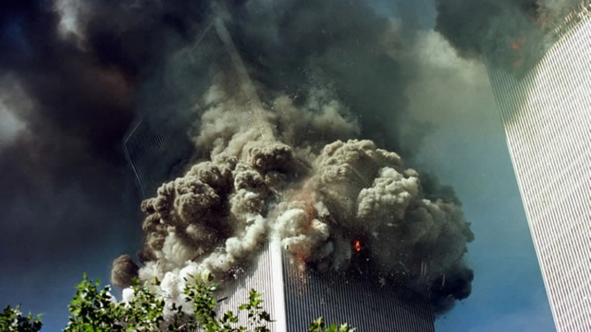 La torre sur del World Trade Center de Nueva York, luego de que un avión se estrellara contra el edificio el 11 de septiembre de 2001