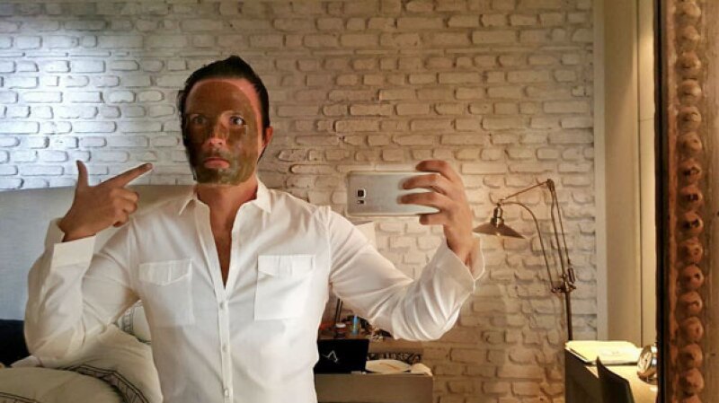 El productor compartió que se puso mascarilla de arcilla.
