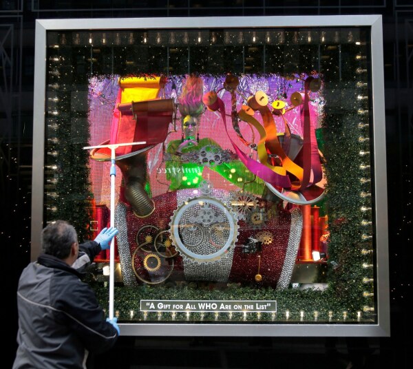 05-bloomingdales-holiday-windows-2018