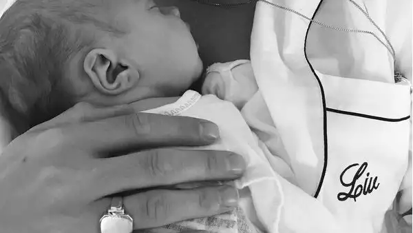 La artista y su pareja, Dave Gardner, festejan con emoción la llegada de su pequeña Lula Rose.