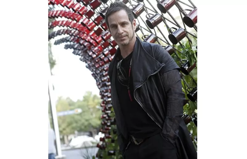 El reto de siete arquitectos y un diseñador industrial fue transformar un objeto cotidiano en una obra, las piezas se exhiben en Paseo de la Reforma.