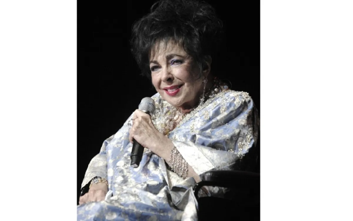 Liz Taylor, estaba en la lista de Chapman, pero prefirió a Lennon por ser el más accesible.