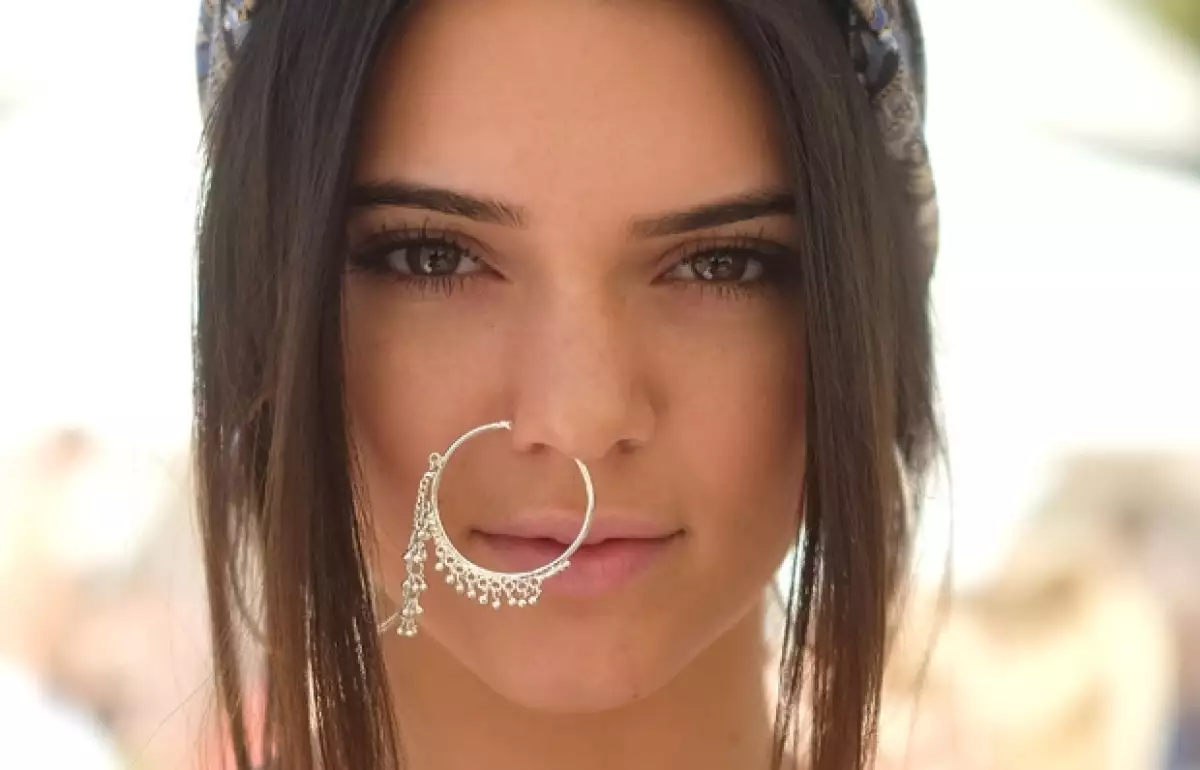 Aunque la modelo de 18 años nos tiene acostumbrados a verla siempre lucir femenina e impecable, ayer durante Coachella probó un look arriesgado que a pocos les convenció: una arracada en la nariz.