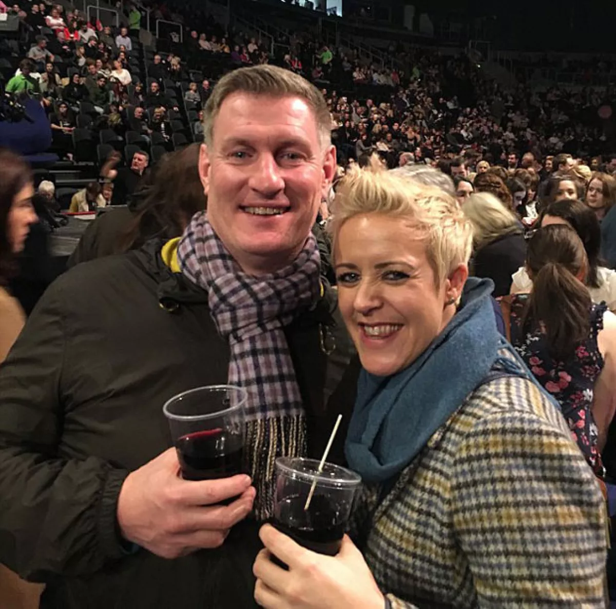 Ellos son los futuros esposos, Hayley Consuegra, de 34 años, y  Neil Pringle, de 47.