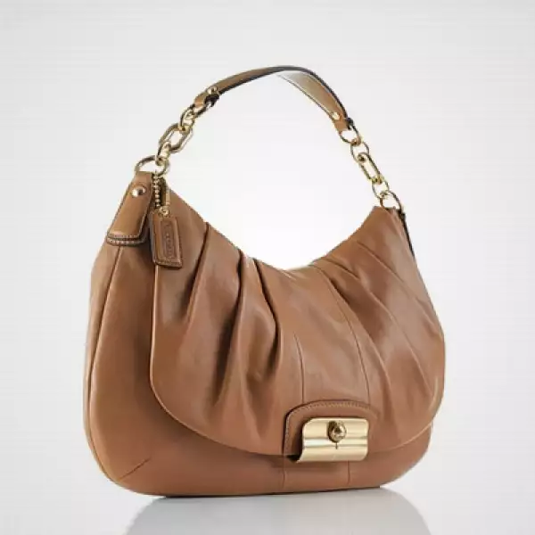 La marca estadounidense de lujo Coach lanza su colección para otoño-invierno 2010, basada en colores oscuros y tonos de arena y desierto