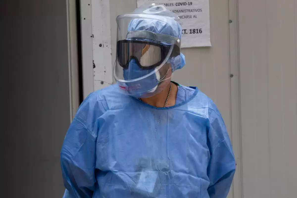 Un médico especializado en atención a pacientes con Covid-19 espera afuera del módulo de Triage Respiratorio.