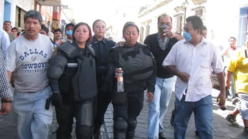 policías y maestros se enfrentan en Oax
