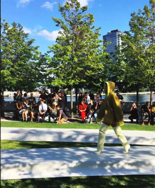 La novia de Justin Bieber debutó en el show de Yeezy Season 4.