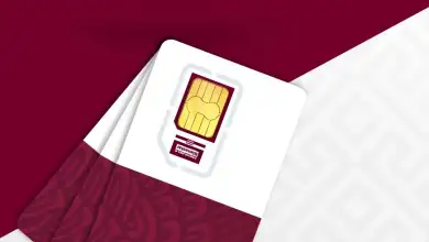 Tres tajertas SIM telefónicas de color vino y blanco que forman parte del diseño del programa Conectividad para el Bienestar 