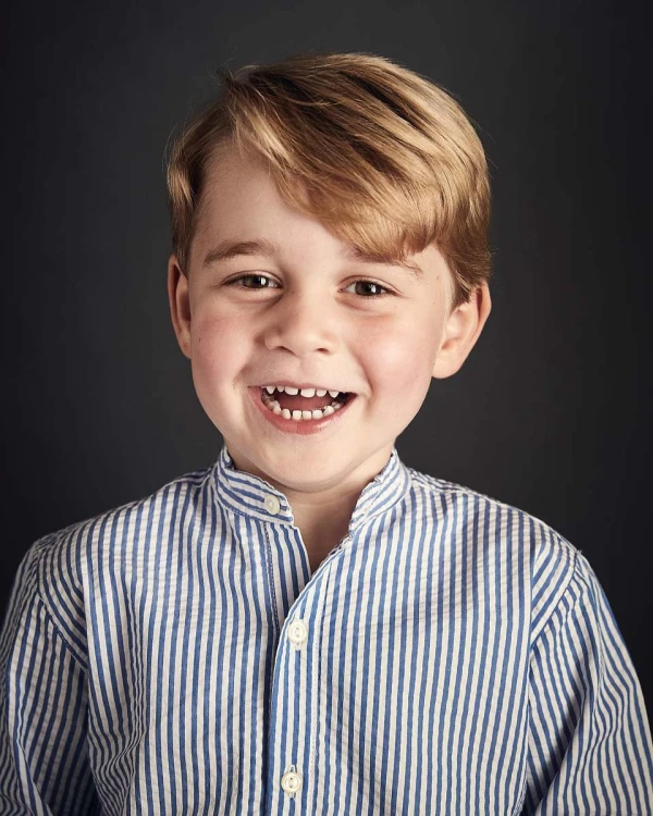 Retrato oficial del príncipe George cuando cumplió 4 años.