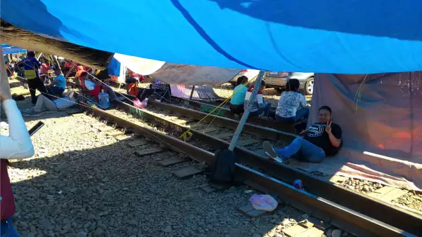 bloqueo de la cnte en michoacan enero 24 vias ferrocarril