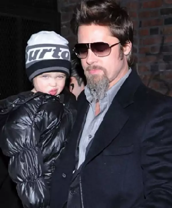 Aquí Shiloh con su papá, Brad Pitt.