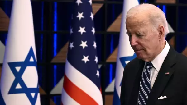 El presidente de los Estados Unidos, Joe Biden, sale de la sala al final de una conferencia de prensa después de una visita solidaria a Israel, el 18 de octubre de 2023, en Tel Aviv, en medio de las batallas en curso entre Israel y el grupo palestino Hamas en la Franja de Gaza.