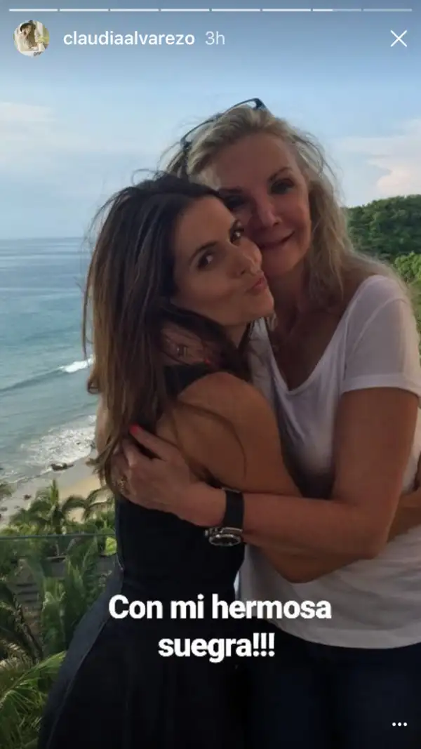 Claudia Álvarez compartió esta imagen con la mamá de Billy Rovzar.