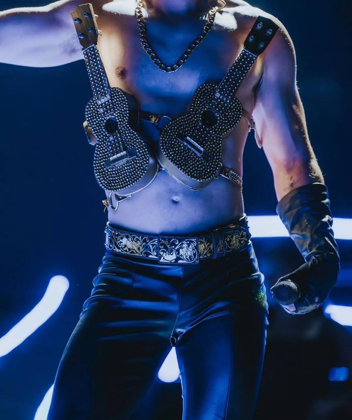 Christian Chávez revive el bra de guitarras de Thalia.