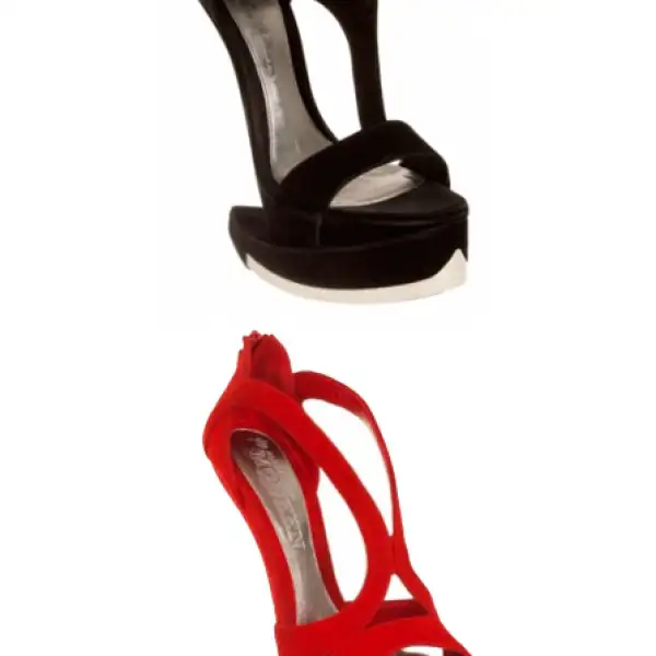 McQueen continúa creando accesorios muy origianles. Este modelo de tacones abiertos tiene un diseño contemporáneo e ideal para tus noches de coctél.