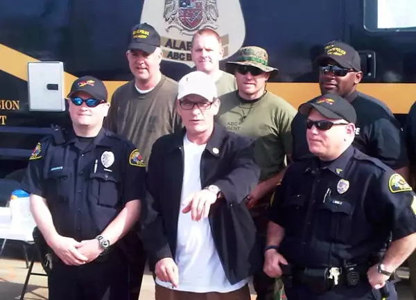 Charlie Sheen posó ante las cámaras con policías y soldados de la Guardia Nacional.