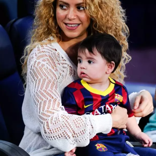 Shakira se mantuvo sonriente mientras dividía su atención entre el juego y Milan.