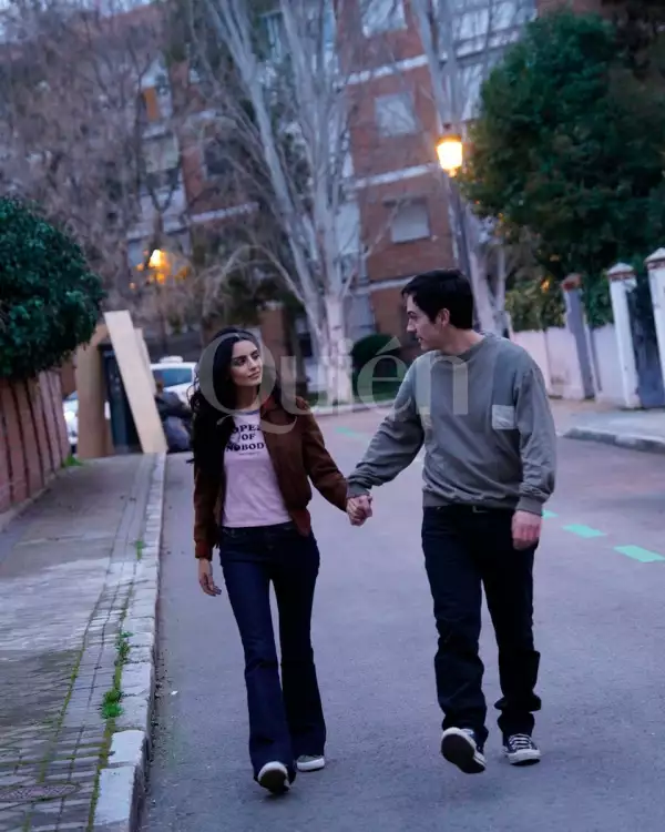 Aislinn Derbez y Mauricio Ochman tomados de la mano en Madrid
