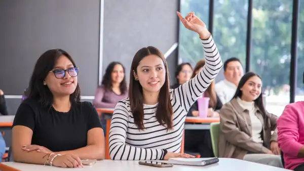 Estudiantes en un salón de clases.
