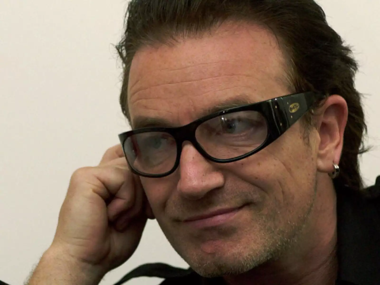 El vocalista de U2 fue diagnosticado con fotofobia -que puede ser causada por el uso excesivo de lentes de contacto, migraña o meningitis-, por lo que su doctor le recomendó usar lentes todo el tiempo. Aquí en 2000.