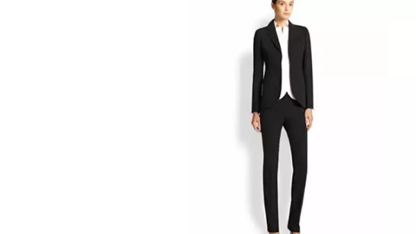 El traje sastre es la prenda elemental para lucir elegante y con autoridad. Negro, marino y gris son los colores básicos.